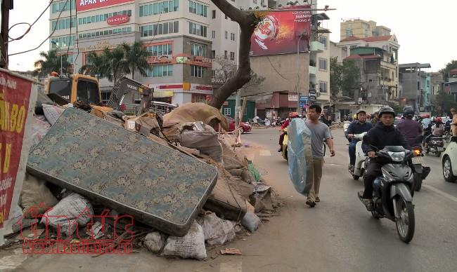 Nút giao Thụy Khuê – Văn Cao ngổn ngang rác thải ảnh 2
